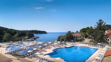 Una piscina al aire libre de temporada