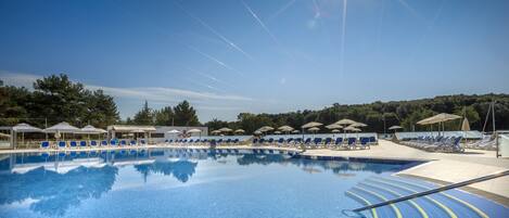 Een seizoensgebonden buitenzwembad