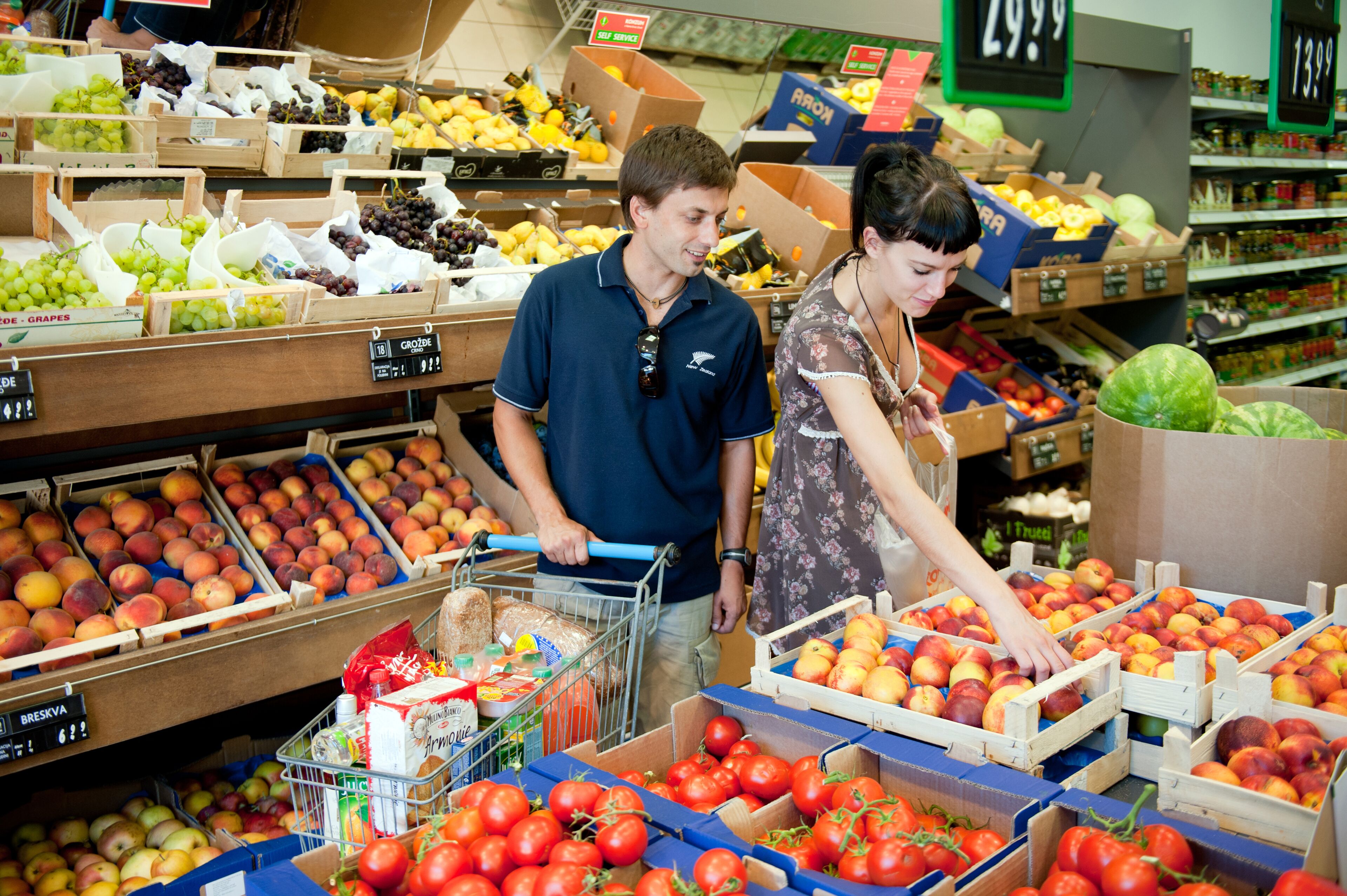 Un supermercado con diversas frutas y verduras exhibidas.