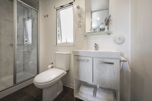 Mobile Home Superior | Badkamer | Een douche, gratis toiletartikelen, een haardroger, handdoeken