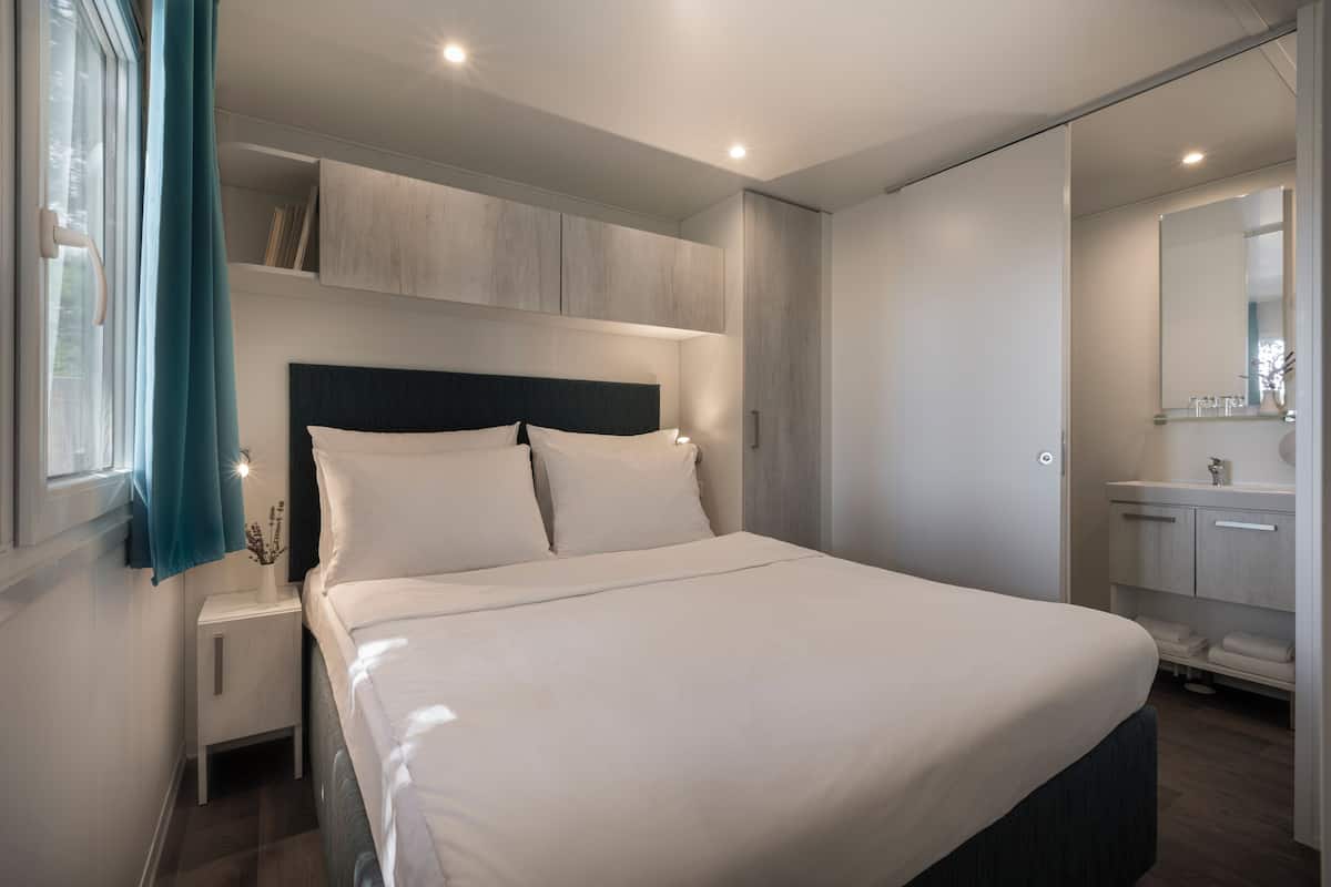 In-room safe, free WiFi, bed sheets