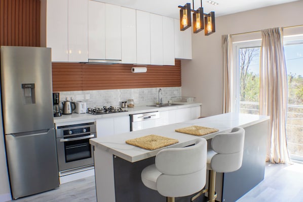 Fridge, microwave, oven, stovetop - The Island Experiences- Luxuary Villa (Choiseul)