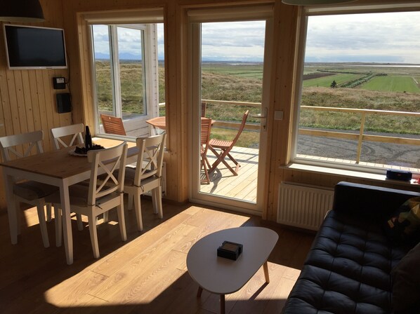 Cottage, 1 Bedroom and a sleeping loft | Wohnbereich | Flachbildfernseher