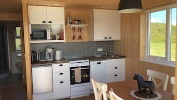 Cottage, 1 Bedroom and a sleeping loft | Dapur pribadi | Lemari es, microwave, oven, dan kompor