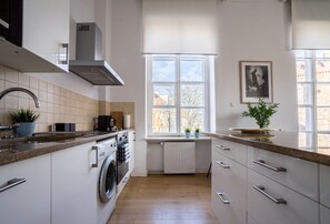 Departamento exclusivo | Cocina privada | Refrigerador con congelador, microondas, horno y parrilla de estufa 