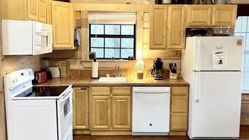 Studio | Private kitchen | Fridge, oven, coffee/tea maker, toaster