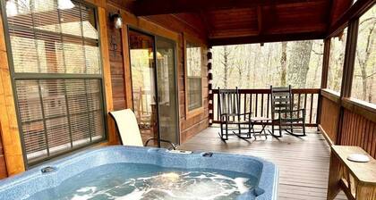 Perfectly private! Hot tub, king sized bed, grill, washer/dryer, and motorcycle friendly! Studio Cabin by RedAwning
