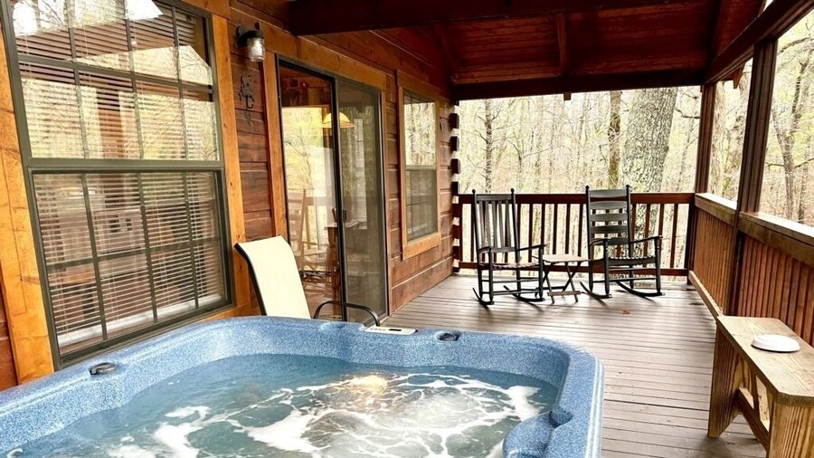 Perfectly private! Hot tub, king sized bed, grill, washer/dryer, and motorcycle friendly! Studio Cabin by RedAwning