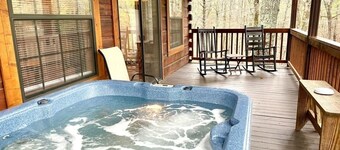 Perfectly private! Hot tub, king sized bed, grill, washer/dryer, and motorcycle friendly! Studio Cabin by RedAwning