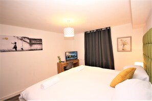 Comfort Double or Twin Room | Individually furnished, desk, laptop workspace, blackout drapes - Parfett Guest House (London)