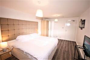 Superior Double or Twin Room, Garden View | Individually furnished, desk, laptop workspace, blackout drapes - Parfett Guest House (London)