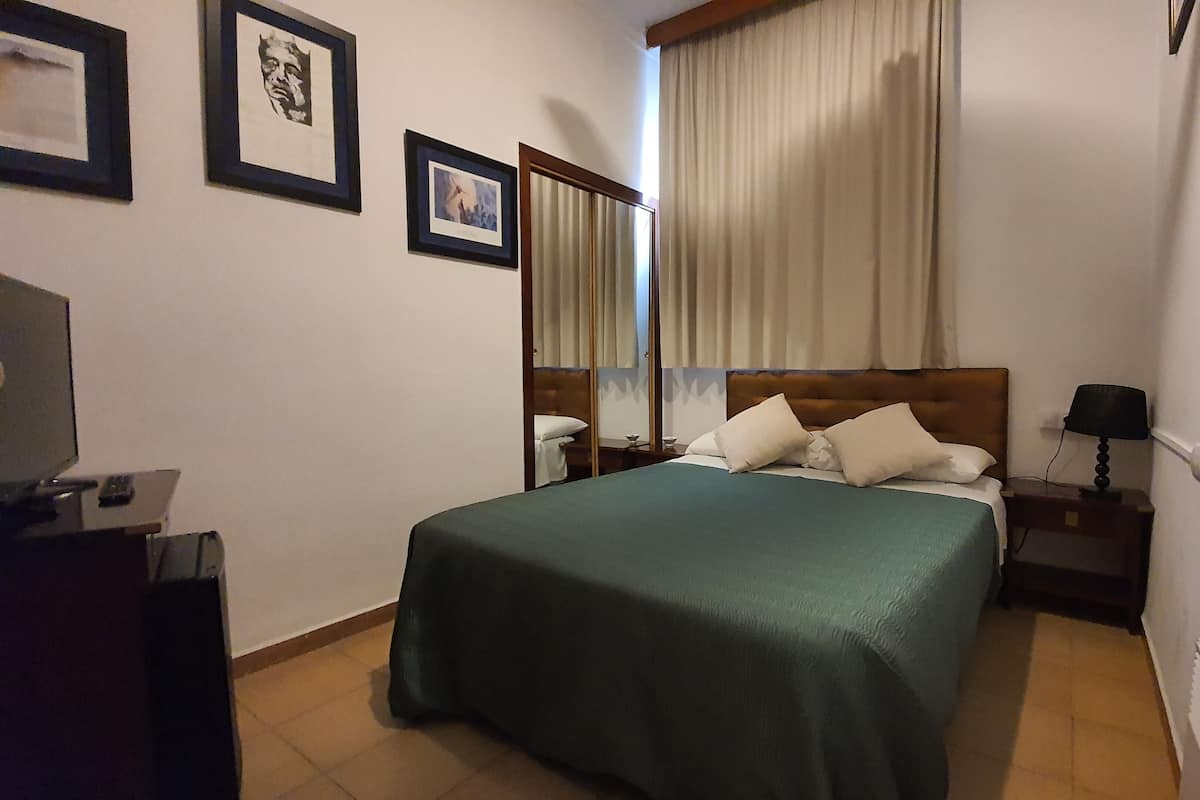 Driepersoonskamer | 1 slaapkamer, een minibar, een bureau, verduisterende gordijnen