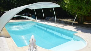 Seasonal outdoor pool, open 10:00 AM to 7:30 PM, sun loungers - Vendee Yourte Chambres d' Hotes (Landeronde)