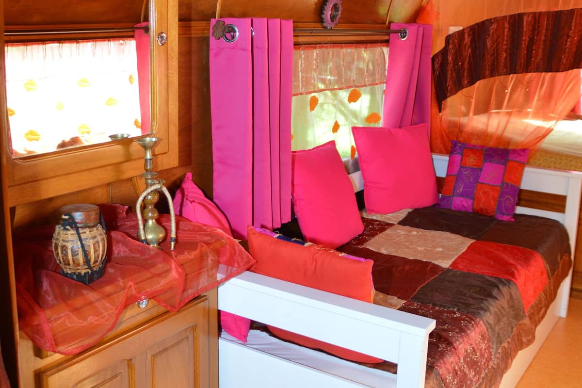 Nino Caravan | Blackout drapes, cribs (free), individually decorated