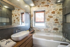 Villa | Badkamer | Een bad, een haardroger, handdoeken
