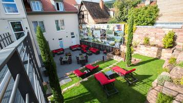 สนามรอบบริเวณ