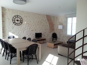 Family House | In-room dining - Gîte du Domaine du Haut Perron (Thesee)