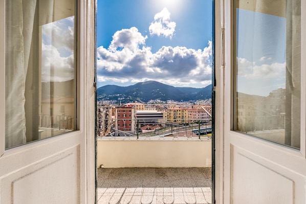 Chambre triple, salle de bains commune | Vue du balcon