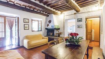 Tv, pejs, dvd-afspiller, bordtennisbord