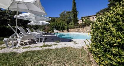 Peaceful cottage in Tuscany with private pool