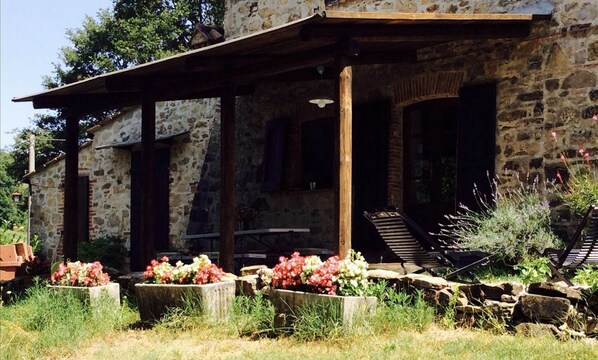 Outdoor dining - Peaceful cottage in Tuscany with private pool (Castelnuovo di Val di Cecina)