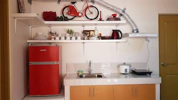 Microwave, cookware/dishes/utensils