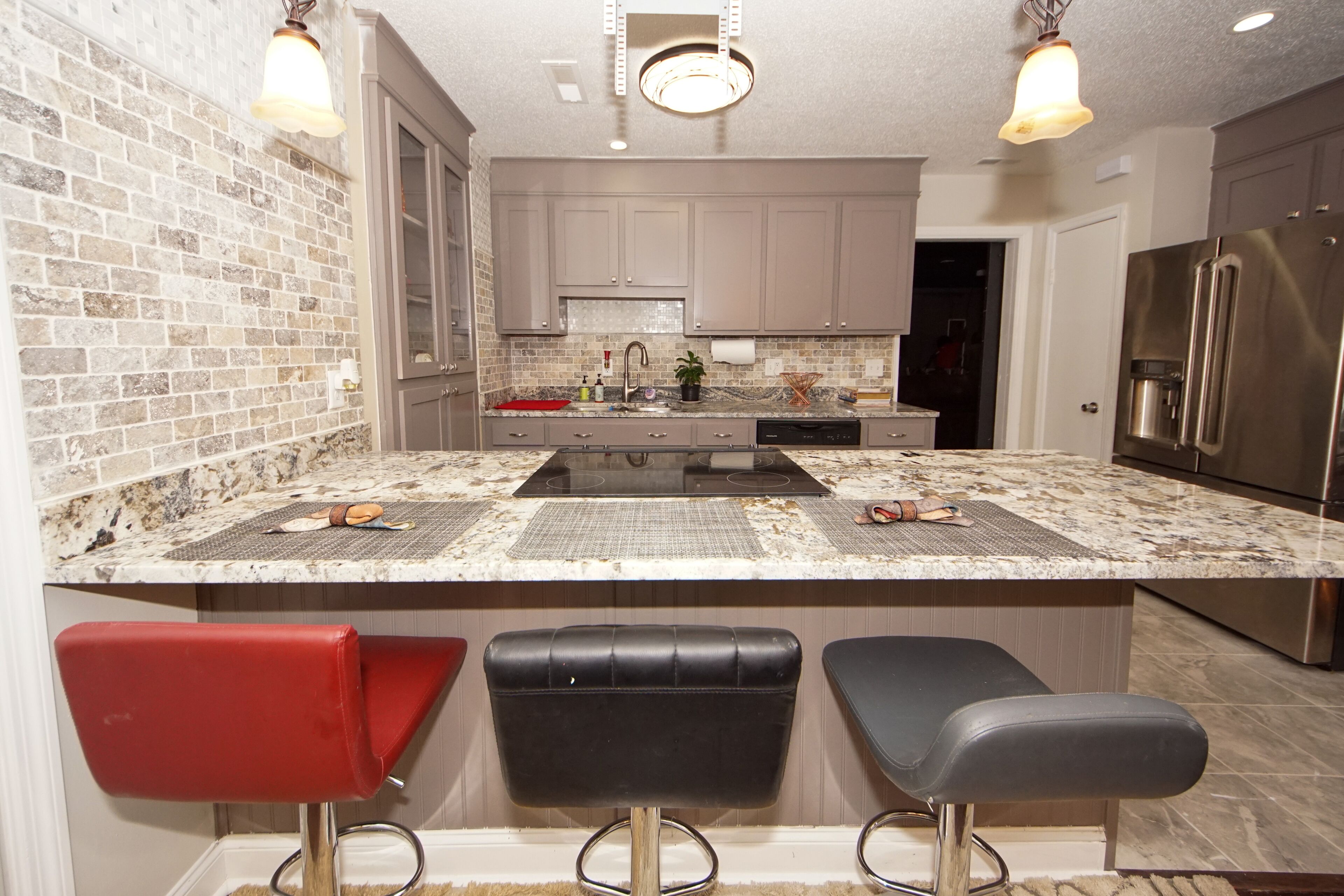 Jääkaappi, mikroaaltouuni, uuni, liesi