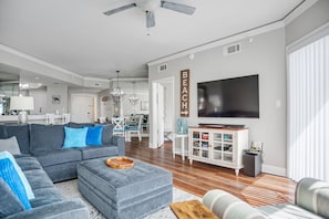 Smart TV, books - 5th Fl Ocean/Beach Views 1BR/2BA Sleeps 4/New King Mattress/Sofa Bed/Jacuzzi Tub (Hilton Head Island)