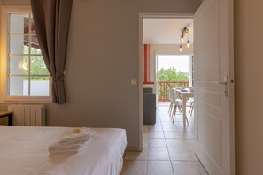 1 quarto, ferros/tábuas de passar roupa, berço de viagem
