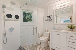 Regadera, secadora de cabello, toallas 