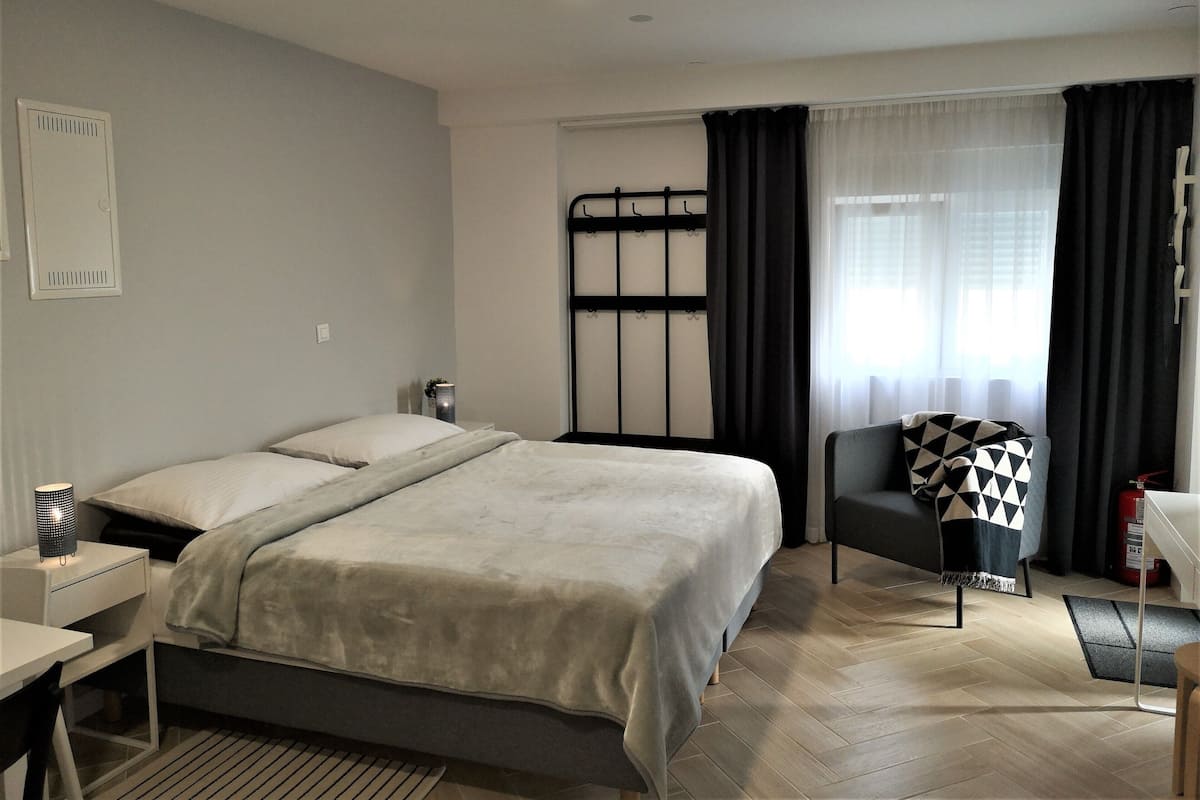 Ropa de cama de alta calidad, minibar y sistema de insonorización