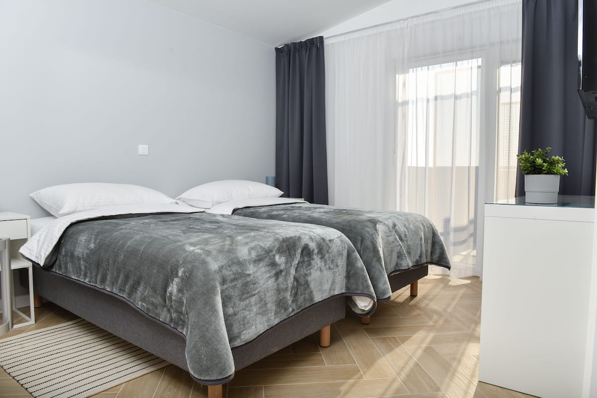 Ropa de cama de alta calidad, minibar y sistema de insonorización