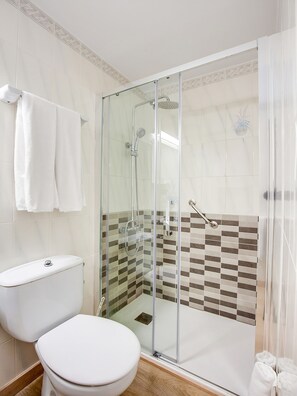 Bathroom - OYO Hotel Restaurante Blanc I Negre 2 (Agramunt)