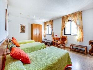 Habitació triple | Wifi gratuïta i roba de llit