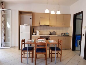 Apartamento, 1 quarto | Cozinha americana privada | Geladeira grande, fogão, cooktop, cafeteira/chaleira