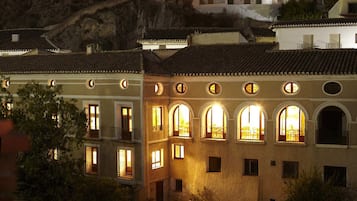 Fachada de la propiedad por la tarde o noche