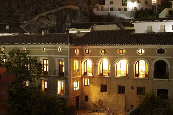 Overnatningsstedets facade – aften/nat