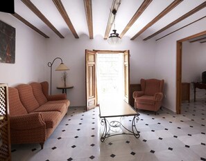 Suíte | Sala de estar | TV de tela plana 32 polegadas com canais via satélite, TV, brinquedos