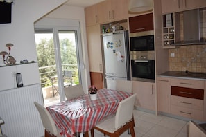 Villa, 3 habitaciones | Cocina privada | Frigorífico grande, microondas, horno y lavavajillas