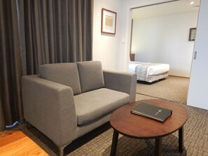 32-inch LCD TV with satellite channels, TV - Wishton Hotel Yangon (Yangon)