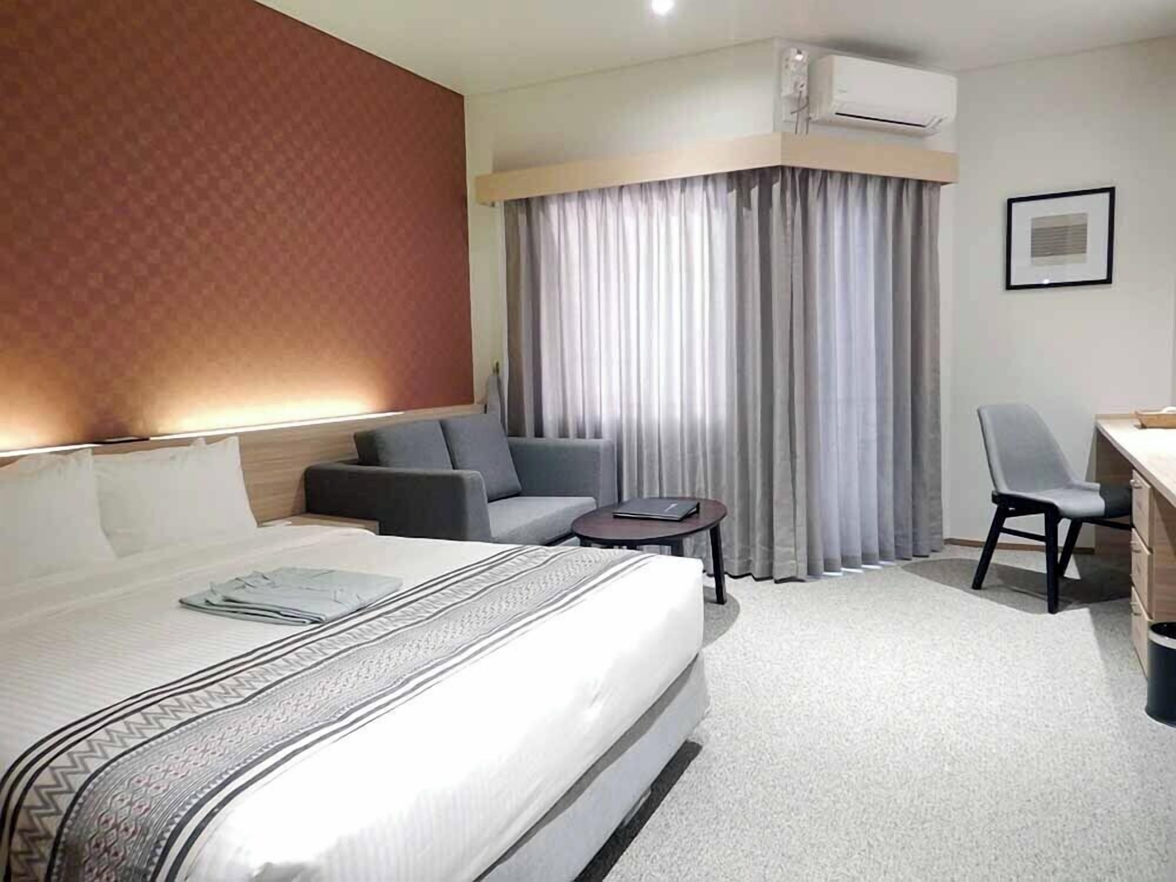 Down duvets, in-room safe, desk, iron/ironing board (on request)