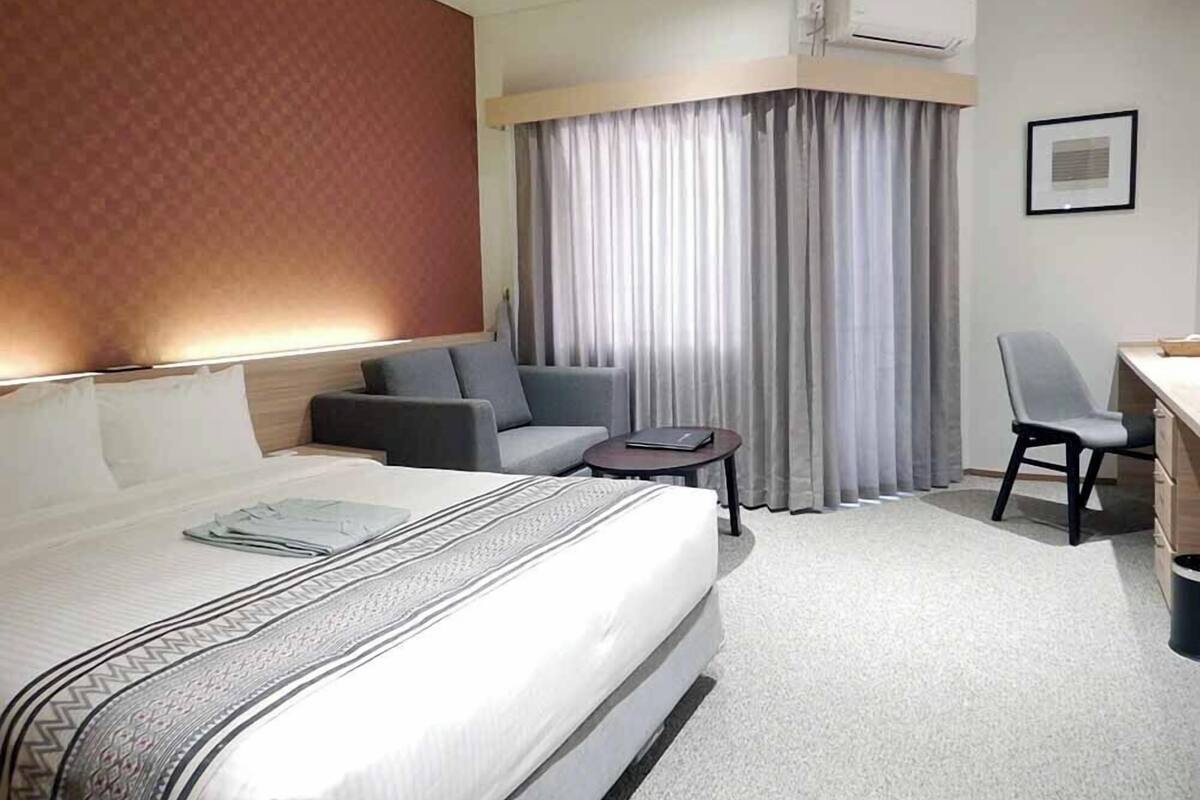 Down duvets, in-room safe, desk, iron/ironing board (on request)