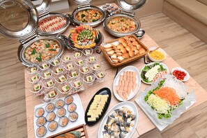 Desayuno japonés diario (USD 14 por persona)