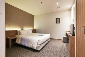 Down comforters, in-room safe, desk, iron/ironing board - Wishton Hotel Yangon (Yangon)