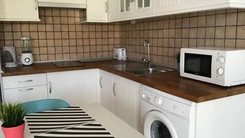Geladeira, micro-ondas, cooktop, cafeteira/chaleira