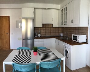 Frigorífico, microondas, placa de cocina y cafetera o tetera