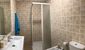 Shower, hair dryer, bidet, towels