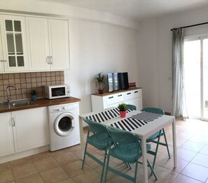 Fridge, microwave, stovetop, coffee/tea maker - Low Long Apartment (Playa de San Juan)