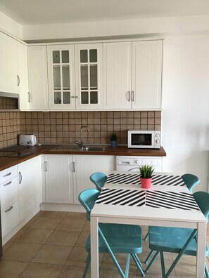 Frigorífic, microones, placa de cuina i cafetera i tetera 