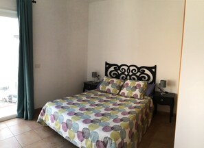 1 dormitorio, tabla de planchar con plancha, cuna de viaje y wifi